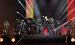 <b>宇树机械人登台王力宏演唱会帮演 马斯克慕了：</b>